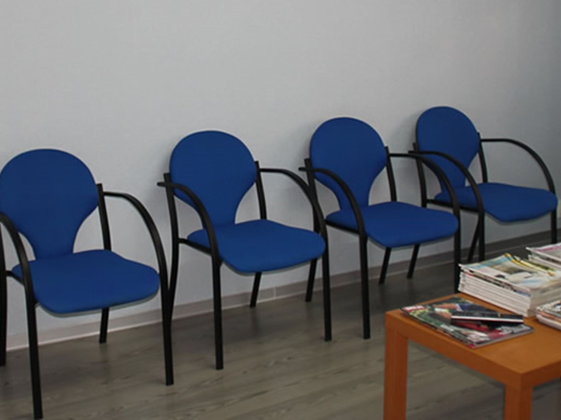 sala-de-espera-sillas-azules
